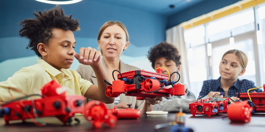 Programmierbare Roboter für Kinder (8–14 Jahre)